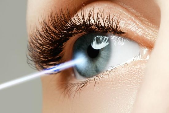 Laser strahlt in ein Auge